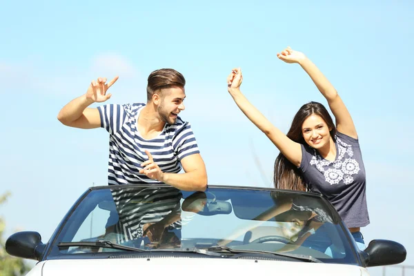 Casal em carro cabriolet — Fotografia de Stock