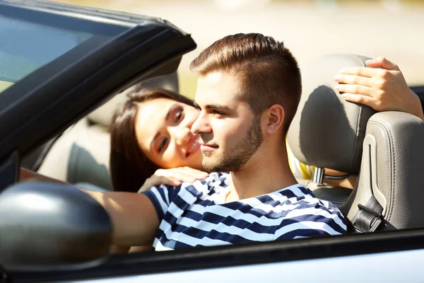 Coppia in cabriolet auto — Foto Stock