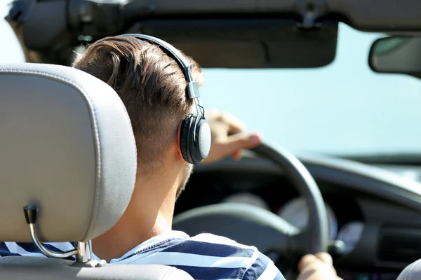 Homme avec casque dans la voiture — Photo