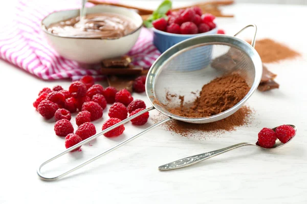 Schokoladencreme und Himbeeren — Stockfoto