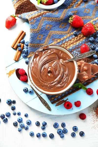 Schokoladencreme und reife Beeren — Stockfoto