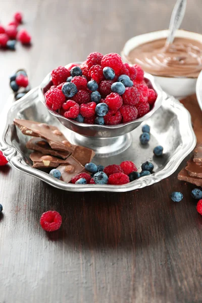Шоколадный крем и спелые ягоды — стоковое фото