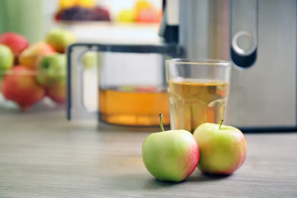 Juicer y zumo de manzana — Foto de Stock