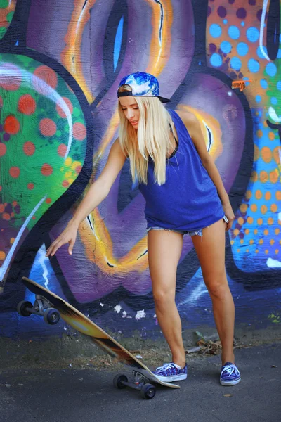 Mujer joven con tabla de patinar —  Fotos de Stock