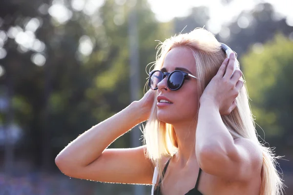 Mulher ouvindo música no parque — Fotografia de Stock