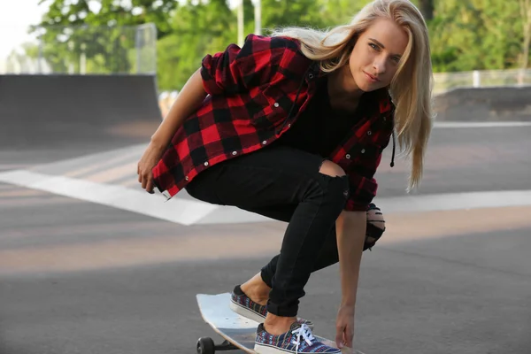 Fiatal nő, korcsolyázás board — Stock Fotó