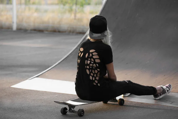 Jonge vrouw met schaatsen board — Stockfoto