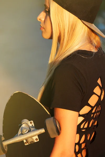 Jonge vrouw met schaatsen board — Stockfoto