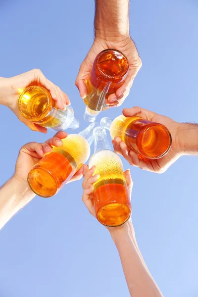 Bottles of beer in people's hands — Stock Photo, Image