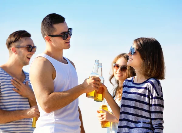 Hübsche junge Leute mit Bier — Stockfoto