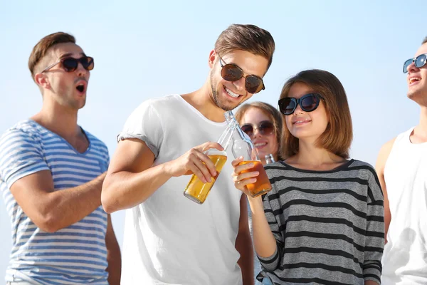 Jovens bonitos com cerveja — Fotografia de Stock