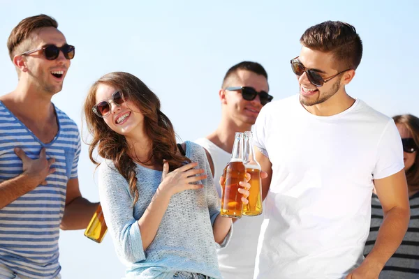 Guapa gente joven con cerveza —  Fotos de Stock