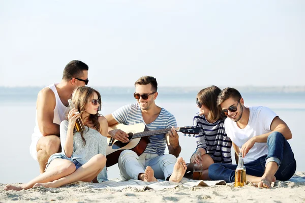 Jongeren met gitaar zingen liedjes — Stockfoto