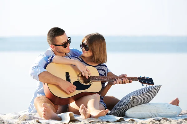 Nehir üzerinde genç Çift