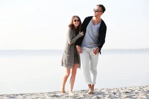 Jeune couple au bord de la rivière — Photo