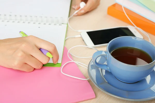 Woman doing paperwork — Stock Photo, Image