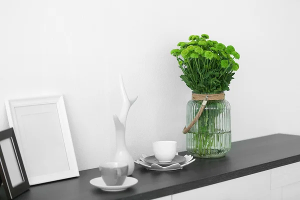 Green chrysanthemums in vase on commode — Stock Photo, Image