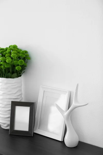 Chrysanthèmes verts en vase sur commode — Photo