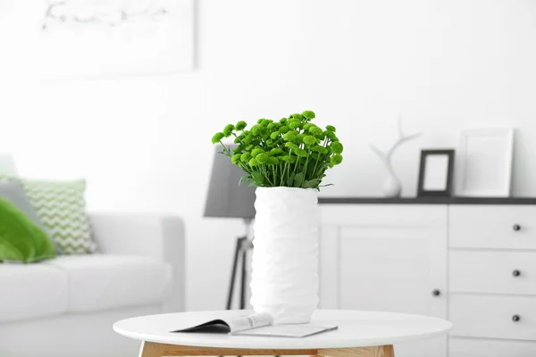 在桌上花瓶绿色菊花 — 图库照片