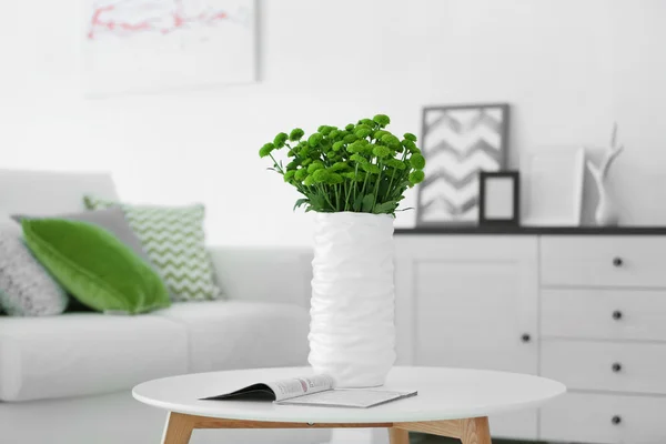 Crisantemi verdi in vaso sul tavolo — Foto Stock