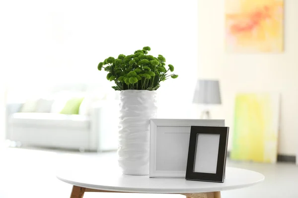 Зелені хризантеми у вазі на столі — стокове фото