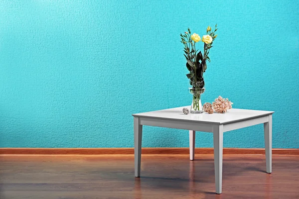 Pequena mesa com flores — Fotografia de Stock