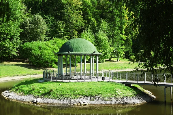 Parco con rotonda e sentieri a Feofania — Foto Stock