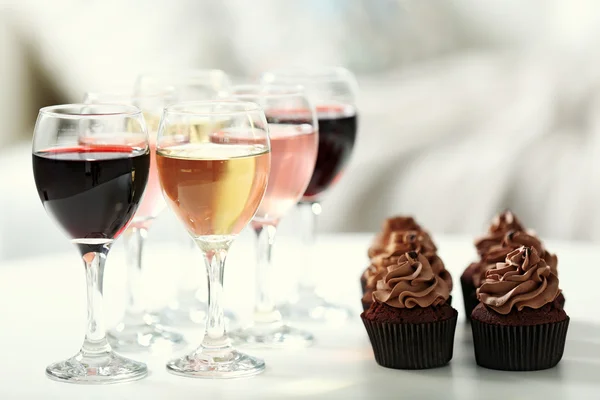 Provsmakning av vin och choklad cupcakes — Stockfoto