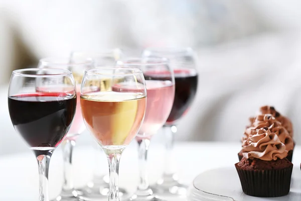 Provsmakning av vin och choklad cupcakes — Stockfoto