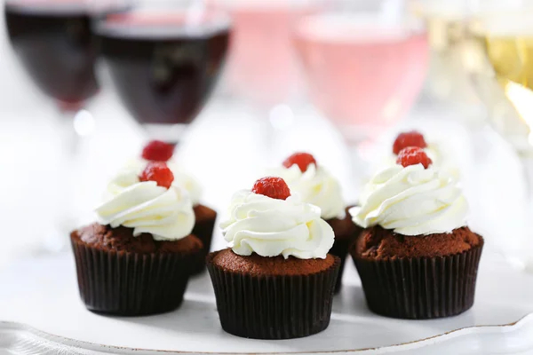 Degustação de vinho e cupcakes de chocolate — Fotografia de Stock