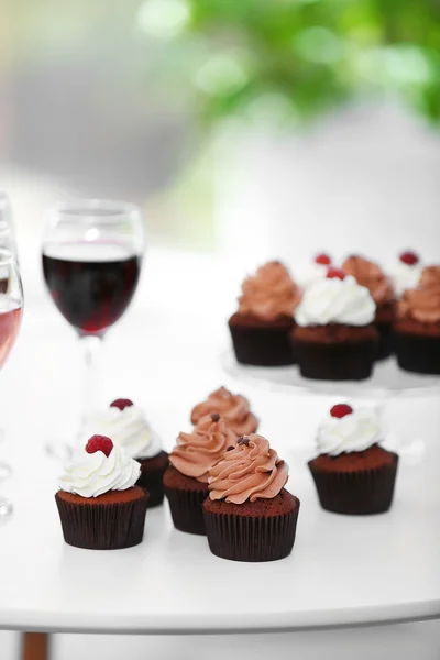 Degustação de vinho e cupcakes de chocolate — Fotografia de Stock