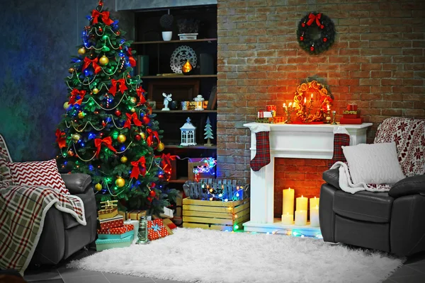 Interior de Navidad con chimenea y abeto — Foto de Stock