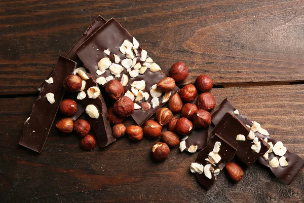 Pedaços de chocolate com nozes — Fotografia de Stock