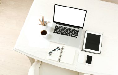 Laptop ile tablet ve akıllı telefon