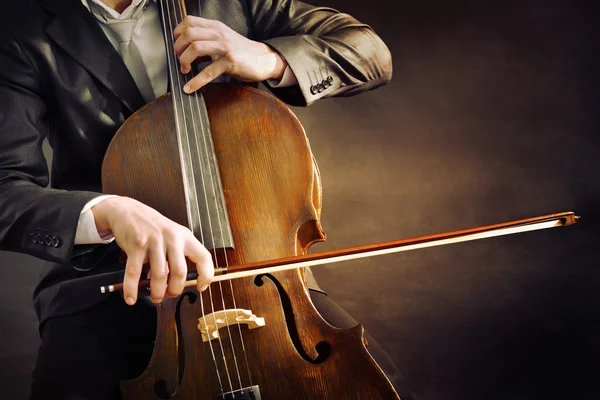 Man spelar på cello — Stockfoto