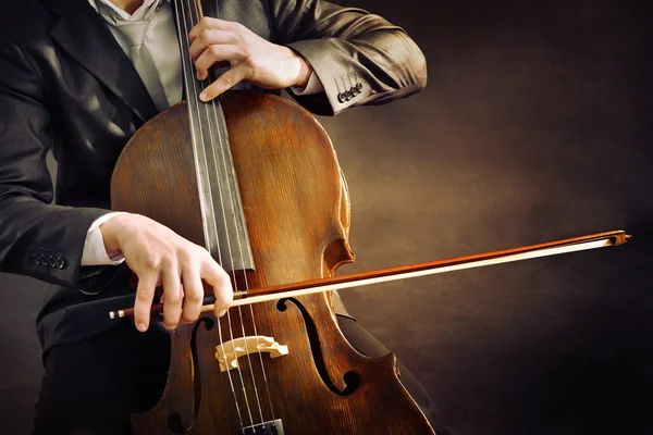 Uomo che suona il violoncello — Foto Stock