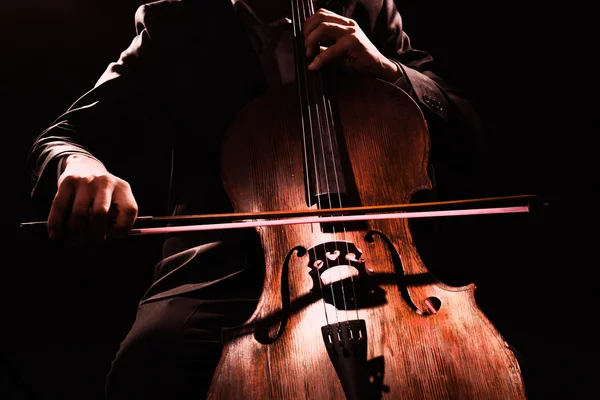 Hombre tocando en violonchelo — Foto de Stock