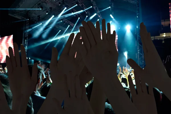 Levantado manos en concierto — Foto de Stock