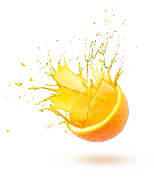 Orange mit Spritzern isoliert auf weiß — Stockfoto