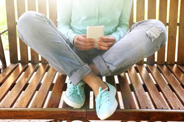 Kvinna med mobiltelefon — Stockfoto