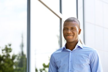 yakışıklı Afrikalı-Amerikalı işadamı 