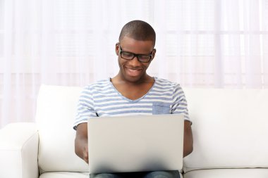 yakışıklı bir Afrikalı-Amerikalı adam