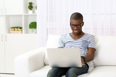 yakışıklı bir Afrikalı-Amerikalı adam