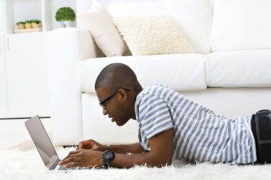 yakışıklı bir Afrikalı-Amerikalı adam