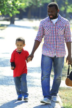 Baba ve oğul parkta.