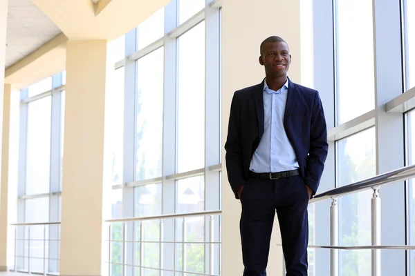 Guapo hombre de negocios afroamericano en el cargo —  Fotos de Stock