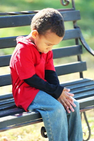 A parkban a padon ülő fiú — Stock Fotó