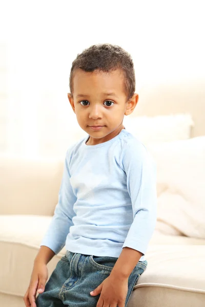 Μικρό αγόρι που κάθεται στον καναπέ — Φωτογραφία Αρχείου