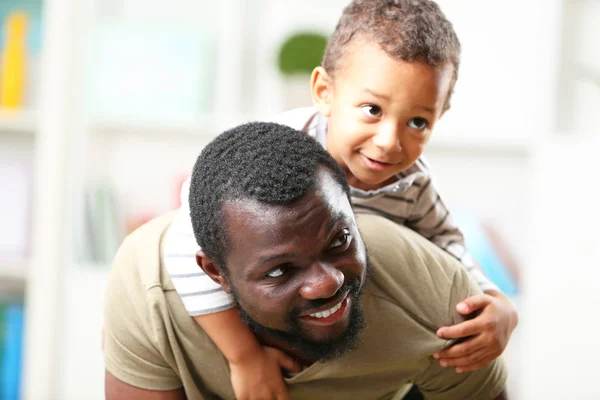 Padre e hijo pagando —  Fotos de Stock