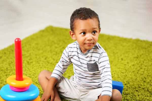 Kleine jongen spelen met speelgoed — Stockfoto